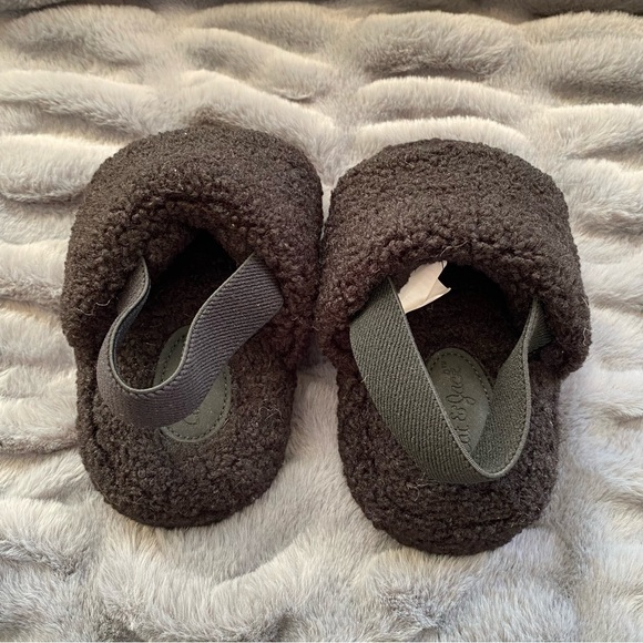 Cat & Jack Avi Single Strap Shearling Slippers - Picture 5 of 9